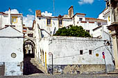 Evora - La piazza prospicente la Igreja da Graa. 